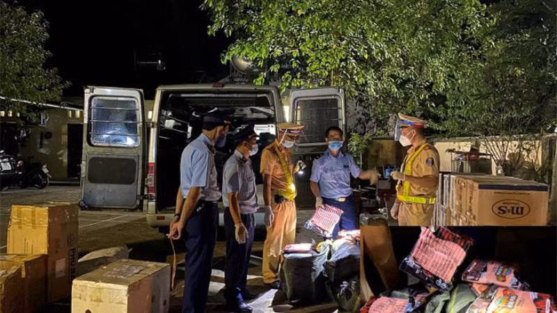 Lực lượng quản lý thị trường tỉnh phối hợp với cảnh sát giao thông công an tỉnh kiểm tra hàng hóa vi phạm trên khâu lưu thông.