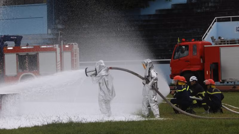 Các vận động viên tham gia xử lý đám cháy tại khu vực sản xuất.