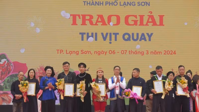 Ban tổ chức trao giải cho các tập thể, cá nhân về nội dung thi vịt quay.