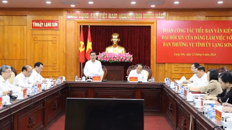 Đồng chí Trần Cẩm Tú, Ủy viên Bộ Chính trị, Bí thư Trung Ương Đảng, Chủ nhiệm Ủy ban Kiểm tra Trung ương dự và phát biểu tại buổi làm việc với Ban Thường vụ Tỉnh ủy Lạng Sơn. 