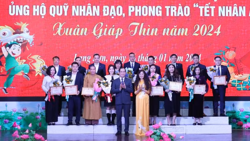 Đại diện lãnh đạo Ủy ban nhân dân tỉnh Lạng Sơn trao biển ghi nhận những tấm lòng vàng của các tổ chức, đơn vị, doanh nghiệp, nhà hảo tâm... có nhiều đóng góp cho Quỹ Nhân đạo của tỉnh.