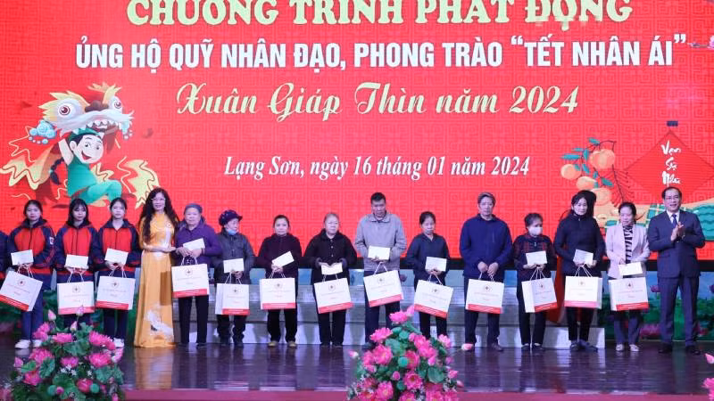 Các hộ nghèo và học sinh có hoàn cảnh khó khăn trên địa bàn tỉnh nhận quà tại chương trình.