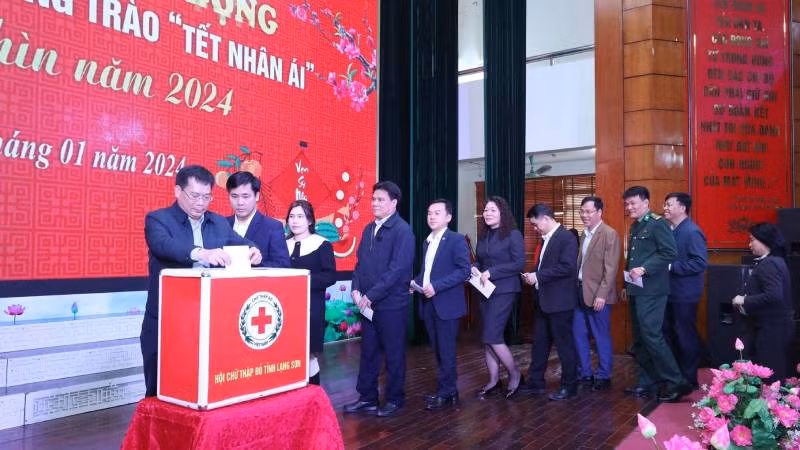 Các đại biểu tham dự chương trình phát động đóng góp, ủng hộ Quỹ Nhân đạo của tỉnh.