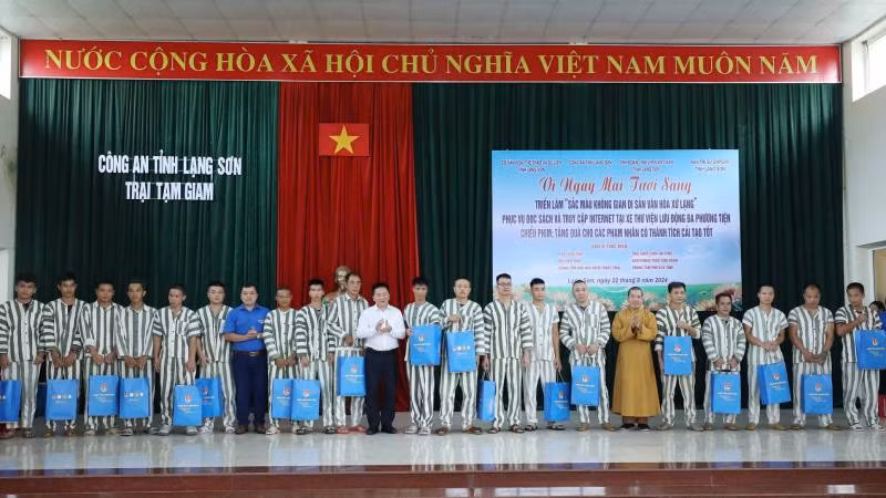 Các phạm nhân cải tạo tốt được tặng quà của ban tổ chức.