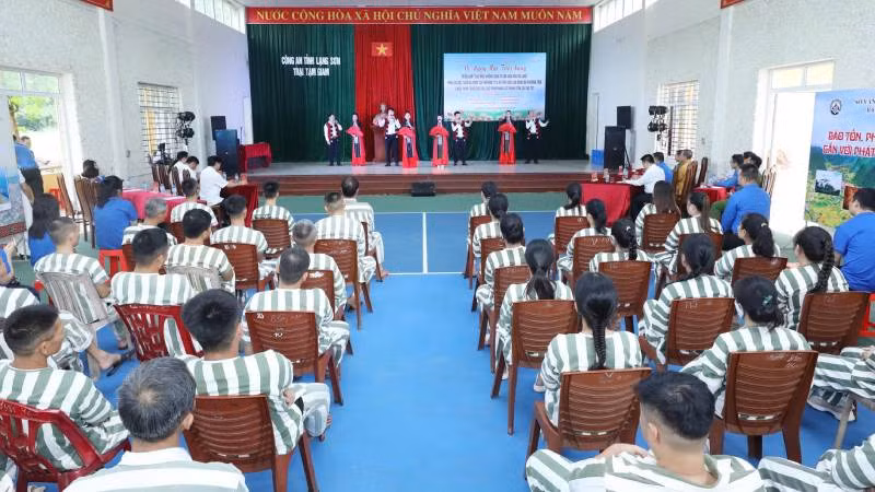 Các phạm nhân tại Trại tạm giam công an tỉnh Lạng Sơn tham gia giao lưu văn nghệ với đội văn nghệ của tỉnh.