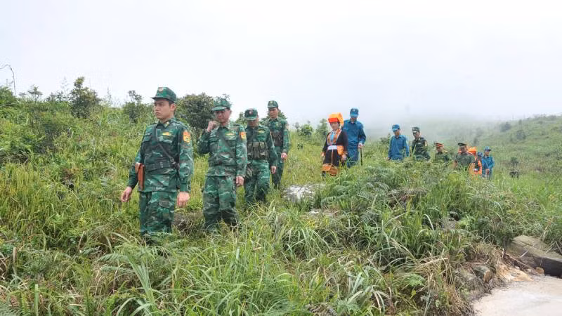 Cán bộ, chiến sĩ Đồn Biên phòng Chi Ma, Lộc Bình (Lạng Sơn), cùng lực lượng dân quân xã tổ chức tuần tra trên đường biên giới.