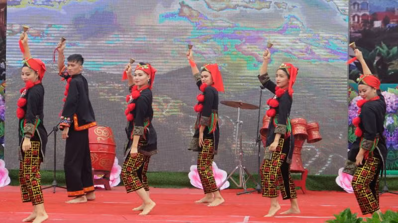 Tiết mục múa chào đón khách của người Dao Mẫu Sơn.