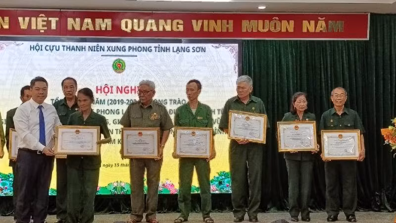Phó Chủ tịch Ủy ban nhân dân tỉnh Lạng Sơn, Đoàn Thanh Sơn, tặng Bằng khen của Chủ tịch Ủy ban nhân dân tỉnh cho các tập thể và cá nhân có thành tích xuất sắc trong phong trào thi đua làm kinh tế giỏi.