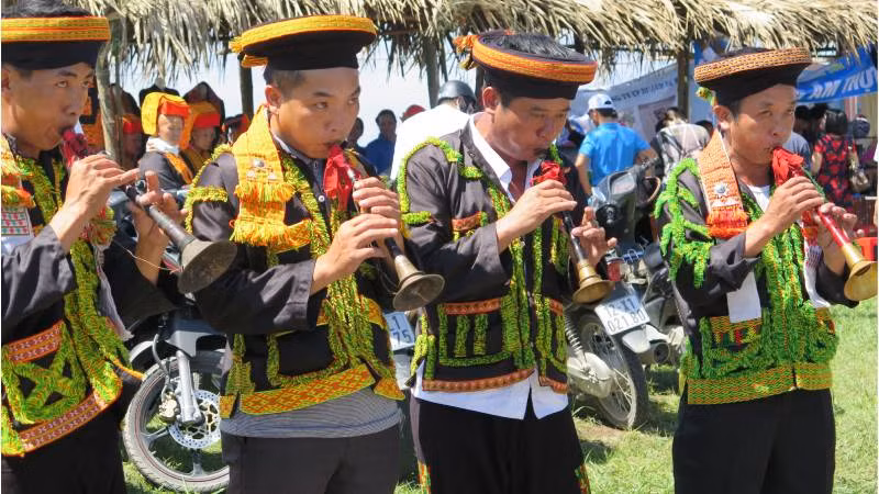 Các chàng trai người Dao Mẫu Sơn thổi kèn Pí Lè trong ngày hội xuân.
