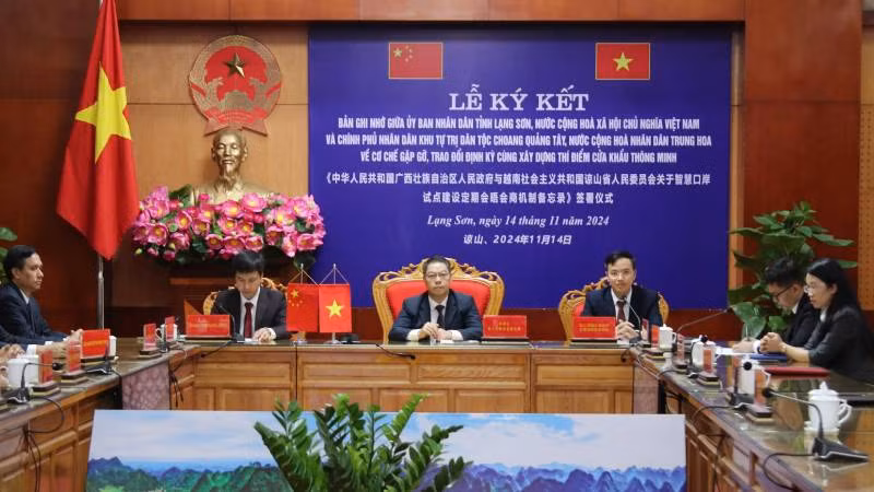 Đại diện lãnh đạo Ủy ban nhân dân tỉnh Lạng Sơn, cùng lãnh đạo các ban, ngành của tỉnh tham dự lễ ký kết bản ghi nhớ xây dựng cửa khẩu thông minh tại điểm cầu ở tỉnh Lạng Sơn. 