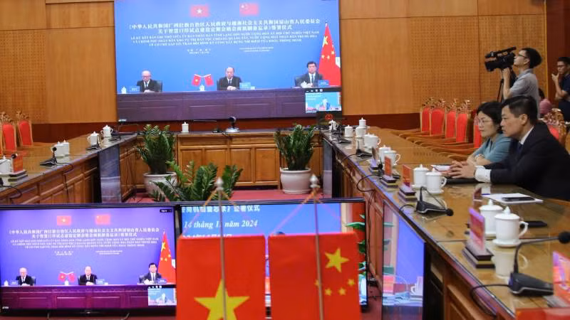 Đại diện lãnh đạo Khu tự trị dân tộc Choang, Quảng Tây (Trung Quốc), dự lễ ký kết bản ghi nhớ trực tuyến.