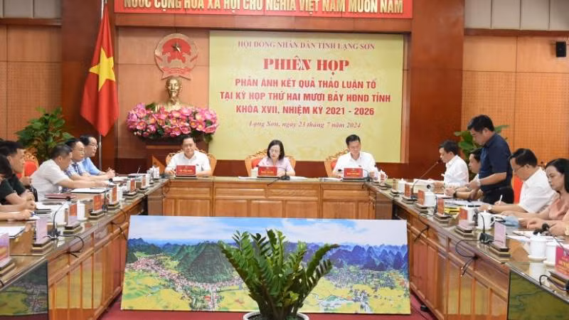 Các đại biểu tại phiên chất vấn kết quả thảo luận tại tổ.