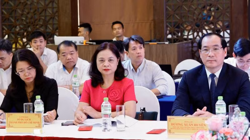 Đại diện lãnh đạo Bộ Văn hóa, Thể thao và Du lịch và lãnh đạo Ủy ban nhân dân tỉnh Lạng Sơn cùng các tỉnh vùng Đông bắc tham dự hội thảo.