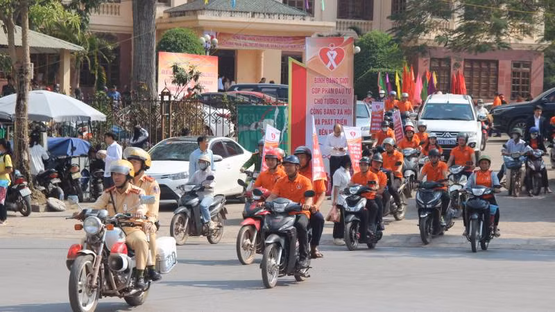 Các lực lượng đoàn viên, thanh niên tham gia diễn hành truyền thông về bình đẳng giới trên địa bàn huyện Đình Lập (Lạng Sơn).