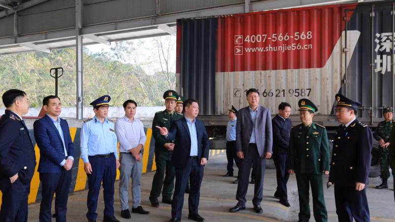 Lãnh đạo Ủy ban nhân dân tỉnh Lạng Sơn kiểm tra hoạt động xuất, nhập khẩu qua các cửa khẩu của tỉnh.