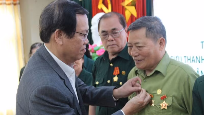 Ông Vũ Trọng Kim, Chủ tịch Hội Cựu Thanh niên xung phong Việt Nam trao Kỷ niệm chương cho các cựu thanh niên xung phong.
