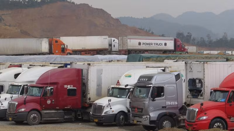 Các xe chở hàng xuất, nhập khẩu hàng hóa chờ làm thủ tục thông quan qua cửa khẩu ở Lạng Sơn.