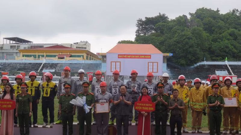 Đại diện lãnh đạo Ủy ban nhân dân tỉnh tặng giải toàn đoàn cho các đội thi tham gia đạt kết quả cao.