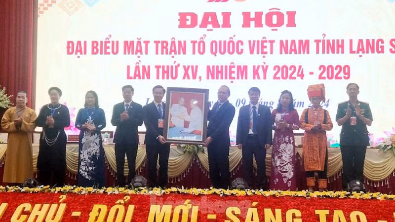 Lãnh đạo Ủy ban Trung ương Mặt trận Tổ quốc Việt Nam tặng bức ảnh "Bác Hồ-Bác Tôn" cho Ủy ban Mặt trận Tổ quốc Việt Nam tỉnh Lạng Sơn.
