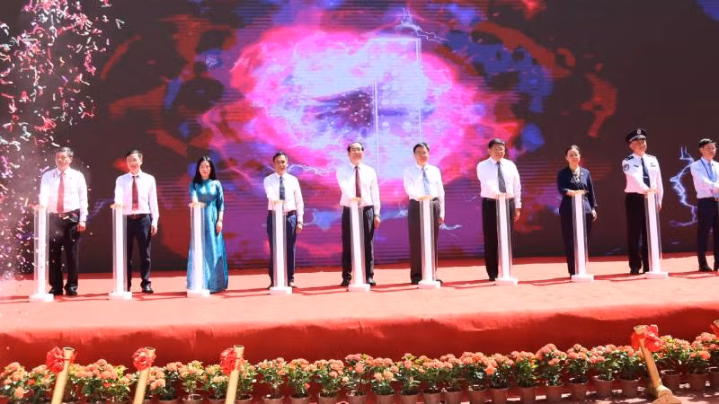 Các đại biểu thực hiện nghi lễ công bố mở chính thức đường chuyên dụng vận chuyển hàng hóa. 