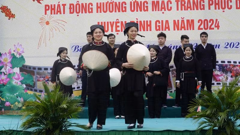 Trang phục truyền thống của dân tộc Nùng được các chàng trai, cô gái trình diễn tại lễ hội Lồng Tồng ở huyện Bình Gia (Lạng Sơn).