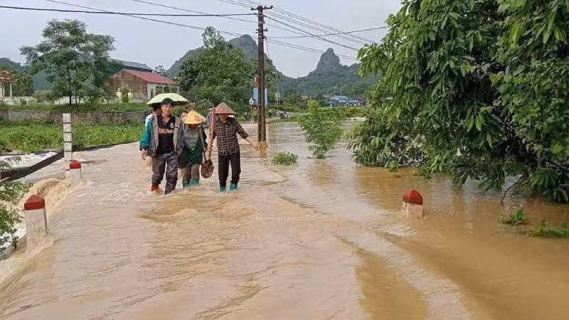 Các tuyến đường nông thôn ở xã Y Tịch, Chi Lăng (Lạng Sơn) bị ngập úng, gây khó khăn cho các phương tiện đi lại. 