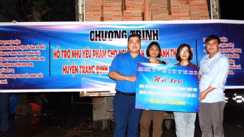 Đại diện lãnh đạo Tỉnh Đoàn Lạng Sơn, hỗ trợ nhu yếu phẩm cho người dân bị ảnh hưởng trên địa bàn huyện Tràng Định, Lạng Sơn.