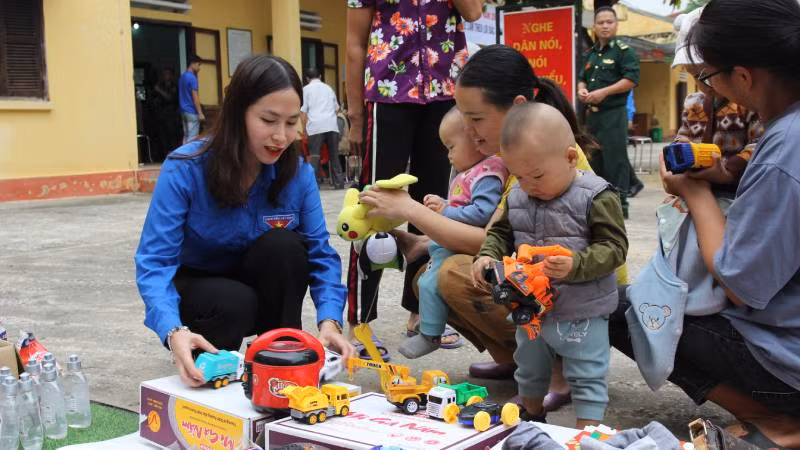 Gian hàng 0 đồng được Tỉnh đoàn Lạng Sơn tổ chức cho các thiếu nhi có hoàn cảnh khó khăn ở xã Đào Viên, huyện Tràng Định.
