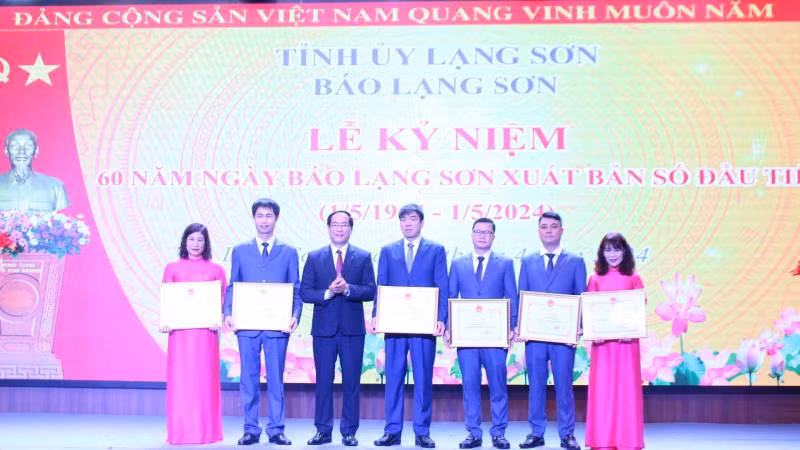 Đồng chí Dương Xuân Huyên, Phó Chủ tịch Ủy ban nhân dân tỉnh Lạng Sơn tặng Bằng khen của Chủ tịch Ủy ban nhân dân tỉnh cho các tập thể và cá nhân, có thành tích xuất sắc trong phong trào thi đua lập thành tích kỷ niệm 60 năm Báo Lạng Sơn ra số báo đầu.