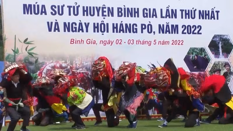 Múa sư tử mèo, một nét đẹp truyền thống của bà con dân tộc Tày, Nùng ở huyện Bình Gia (Lạng Sơn) được phục dựng biểu diễn trong các lễ hội.