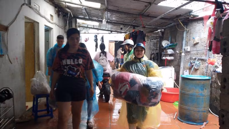 Đoàn viên, thanh niên thành phố Lạng Sơn giúp người dân khắc phục hậu quả mưa lũ, ổn định cuộc sống.