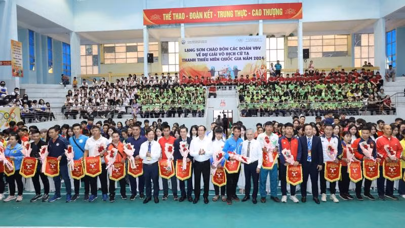 Đại diện các đoàn tham dự thi đấu nhận cờ lưu niệm và hoa của Ban Tổ chức giải.