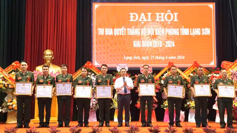 Đại diện lãnh đạo Ủy ban nhân dân tỉnh Lạng Sơn tặng bằng khen của Chủ tịch Ủy ban nhân dân tỉnh cho các tập thể và cá nhân.