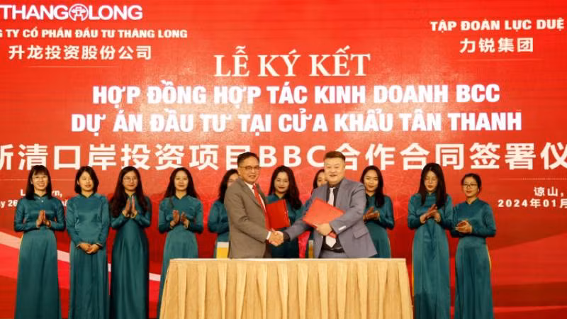 Đại diện Công ty cổ phần đầu tư Thăng Long, (Việt Nam) và Tập đoàn Lực Duệ (Trung Quốc), ký kết hợp đồng hợp kinh doanh. 