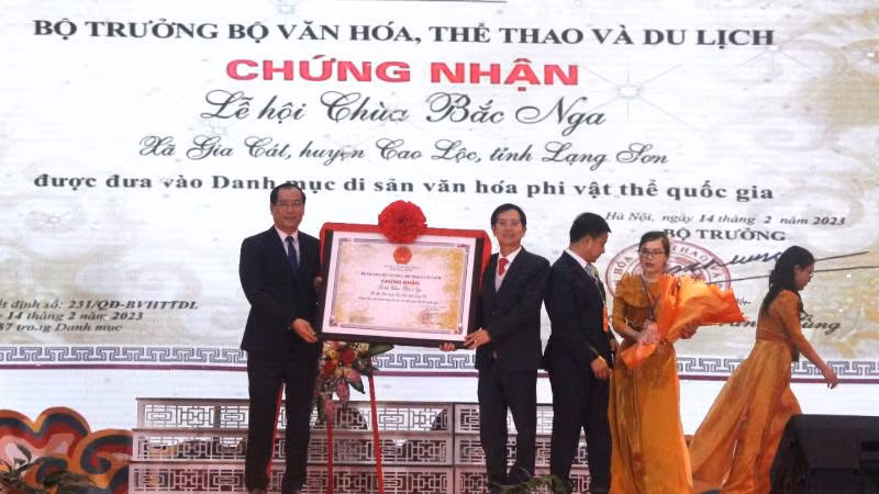Đại diện lãnh đạo Ủy ban nhân dân tỉnh Lạng Sơn, trao quyết định công nhận Lễ hội chùa Bắc Nga là Di sản văn hóa phi vật thể quốc gia.