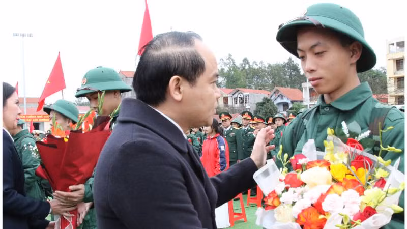 Đồng chí Nguyễn Quốc Đoàn, Ủy viên Trung ương Đảng, Bí thư Tỉnh ủy Lạng Sơn tặng hoa chúc mừng thanh niên huyện Lộc Bình, lên đường nhập ngũ.
