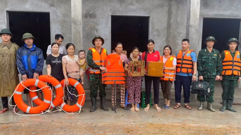 Cán bộ, chiến sĩ Đồn Biên phòng Chi Lăng, Lạng Sơn, hỗ trợ mì tôm, lương khô, thuốc men... cho 60 hộ dân ở thôn Pò Phát, xã Bính xã, Đình Lập, bị cô lập chia cắt do bão số 3.