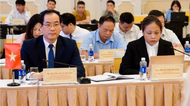 Lãnh đạo Ủy ban nhân dân tỉnh Lạng Sơn dự buổi làm việc với đoàn chuyên gia.