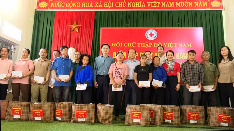 Đồng chí Mai Văn Chính, Trưởng Ban Dân vận Trung ương và lãnh đạo Trung ương Hội Chữ thập đỏ Việt Nam tặng quà cho các hộ gia đình nghèo có hoàn cảnh khó khăn bị ảnh hưởng bão số 3, ở huyện Chi Lăng (Lạng Sơn).