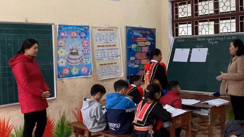 Giờ học của học sinh Trường tiểu học xã Tri Phương, Tràng Định (Lạng Sơn), được giáo viên hướng dẫn học tập.