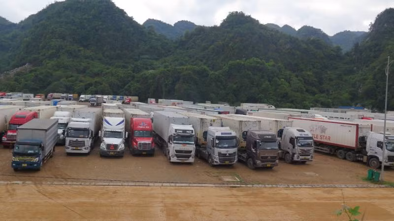 Xe hàng hóa chờ làm thủ tục xuất khẩu qua cửa khẩu quốc tế Hữu Nghị, huyện Cao Lộc (Lạng Sơn).