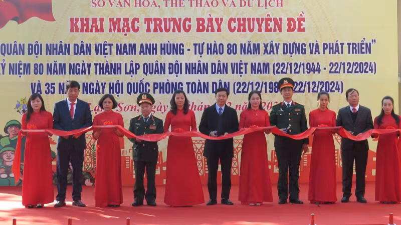 Các đại biểu thực hiện nghi lễ cắt băng khai mạc trưng bày chuyên đề.