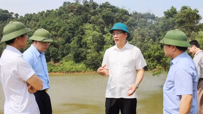 Đồng chí Dương Xuân Huyên, Phó Chủ tịch Thường trực Ủy ban nhân dân tỉnh cùng đoàn công tác kiểm tra hồ Khuổi Cắm, xã Hòa Cư, Cao Lộc (Lạng Sơn).