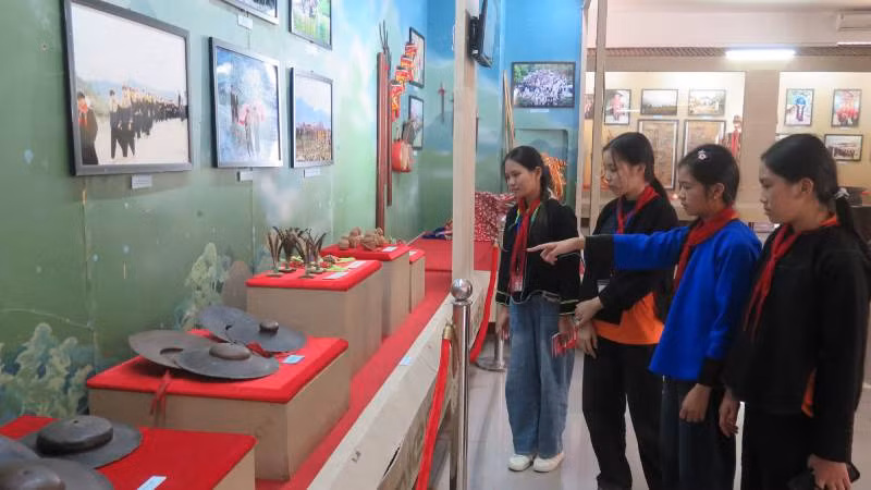 Các em học sinh trường Trung học sơ sở dân tộc nội trú huyện Cao Lộc xem các hiện vật trưng bày tại Bảo tàng tỉnh Lạng Sơn.