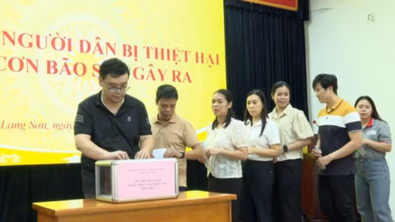 Cán bộ, người lao động Sở Thông tin và Truyền thông, quyên góp ủng hộ người dân bị ảnh hưởng bão số 3.