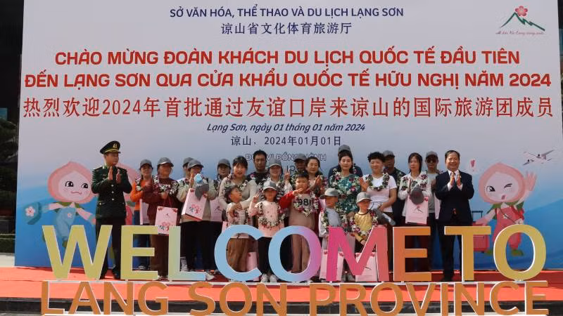 Lạng Sơn chào đón đoàn khách du lịch quốc tế đầu tiên năm 2024,qua cửa khẩu quốc tế Hữu Nghị, Cao Lộc, (Lạng Sơn).
