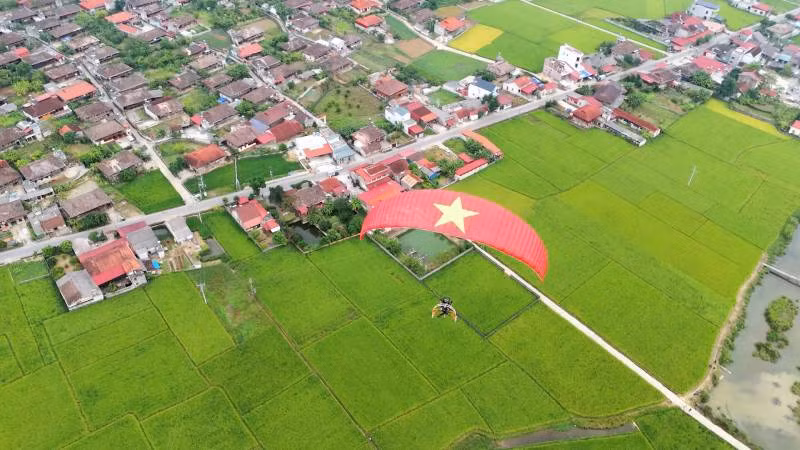 Du khách trải nghiệm bằng dù lượn trên cánh đồng thị trấn Bắc Sơn (Lạng Sơn).