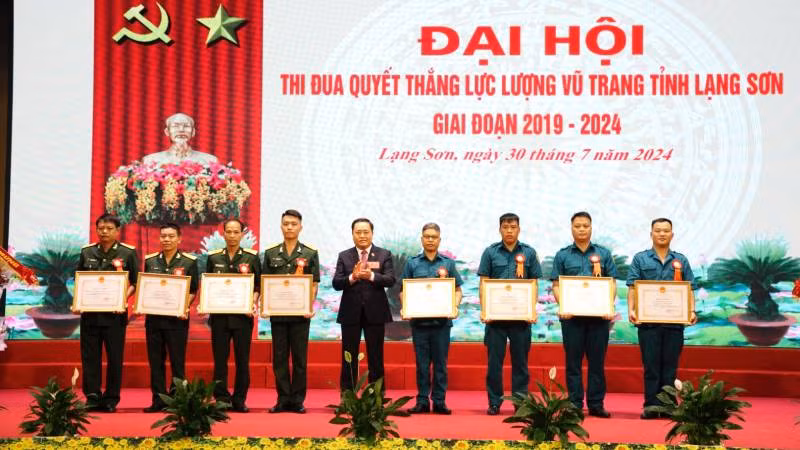 Lãnh đạo Ủy ban nhân dân tỉnh Lạng Sơn tặng bằng khen cho các tập thể và cá nhân có thành tích xuất sắc trong phong trào thi đua quyết thắng. Lãnh đạo Ủy ban nhân dân tỉnh Lạng Sơn tặng bằng khen cho các tập thể và cá nhân có thành tích xuất sắc trong phong trào thi đua quyết thắng.