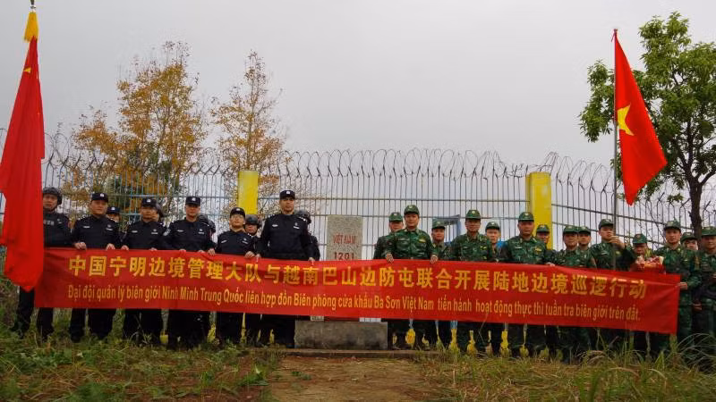 Bộ đội Biên phòng Ba Sơn, Lạng Sơn (Việt Nam), cùng Đại đội quản lý biên giới Ninh Minh, Quảng Tây (Trung Quốc), tiến hành hoạt động thực thi tuần tra biên giới trên đất.