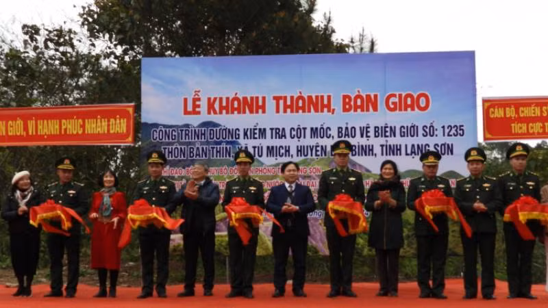 Lãnh đạo Ủy ban nhân dân huyện Lộc Bình và Đồn Biên phòng Chi Ma (Lạng Sơn), tổ chức khánh thành đường kiểm tra cột mốc, bảo vệ giới giới số 1235, xã Tú Mịch, (Lộc Bình). Lãnh đạo Ủy ban nhân dân huyện Lộc Bình và Đồn Biên phòng Chi Ma (Lạng Sơn), tổ chức khánh thành đường kiểm tra cột mốc, bảo vệ giới giới số 1235, xã Tú Mịch, (Lộc Bình).